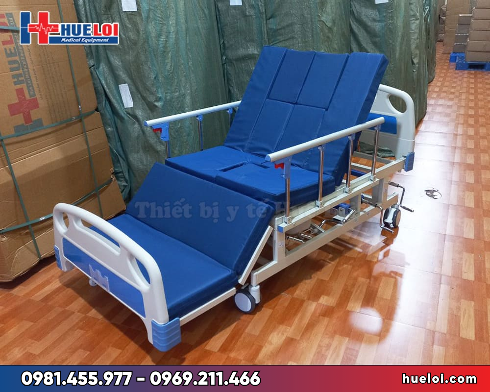 Giường y tế đa năng đầu nhựa 4 tay quay A01-I hạ chân góc to